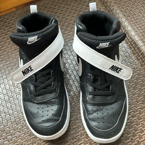 Nike Big kid’s high top basketball shoe size 3